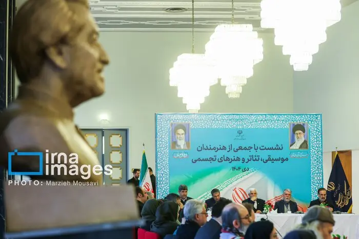 دیدار هنرمندان با محمدرضا عارف 