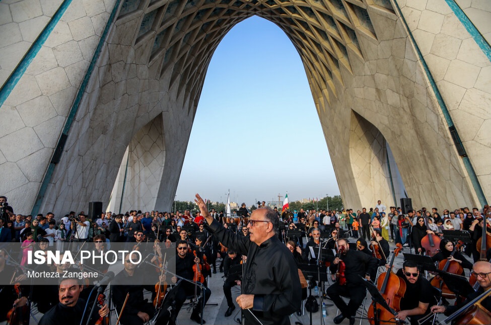 ارکستر سمفونیک تهران در میدان آزادی 
