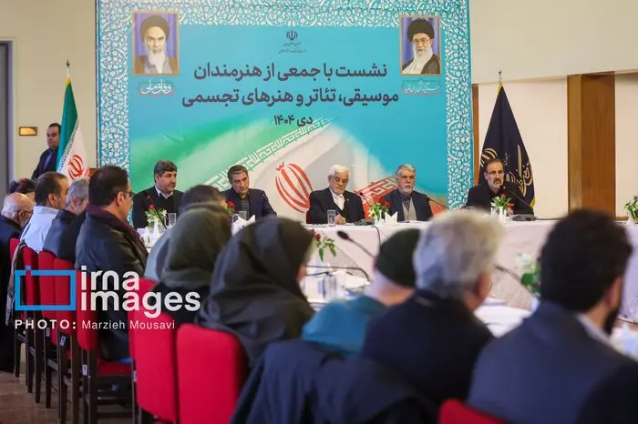 دیدار هنرمندان با محمدرضا عارف 