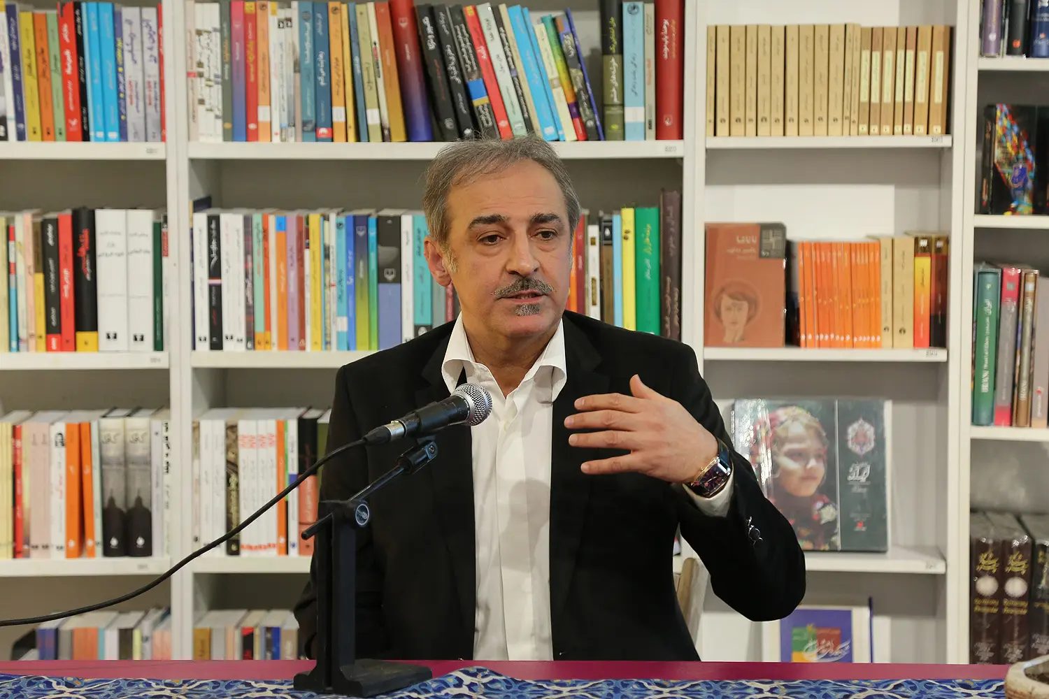 رونمایی کتاب علیرضا سمیع آذر در شهر کتاب فرشته