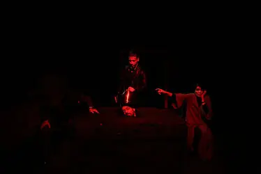 نمایش "بی‌سرپرست" در تماشاخانه مهرگان