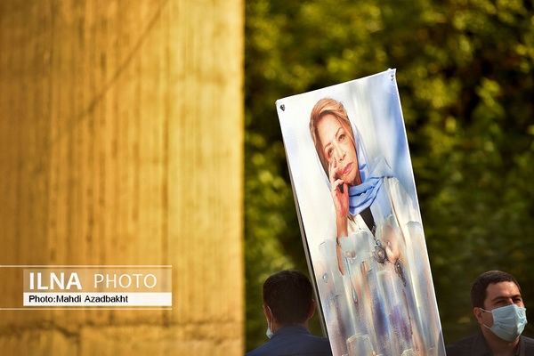 درودی، هنرمندی که در میان ویرانه‌ها گل و نور و بلور می‌نشاند 