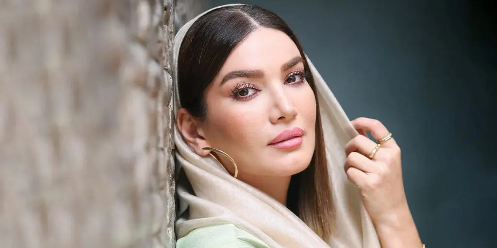 ببینید: پوشش متین ستوده به سبک زنان دوره قاجار 