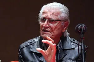 احمد پژمان کجا به خاک سپرده می‌شود؟