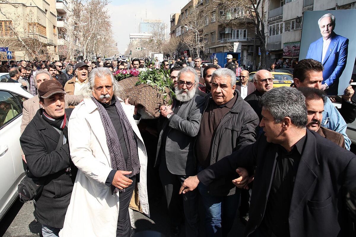 تشییع پیکر علی معلم از مقابل خانه سینما