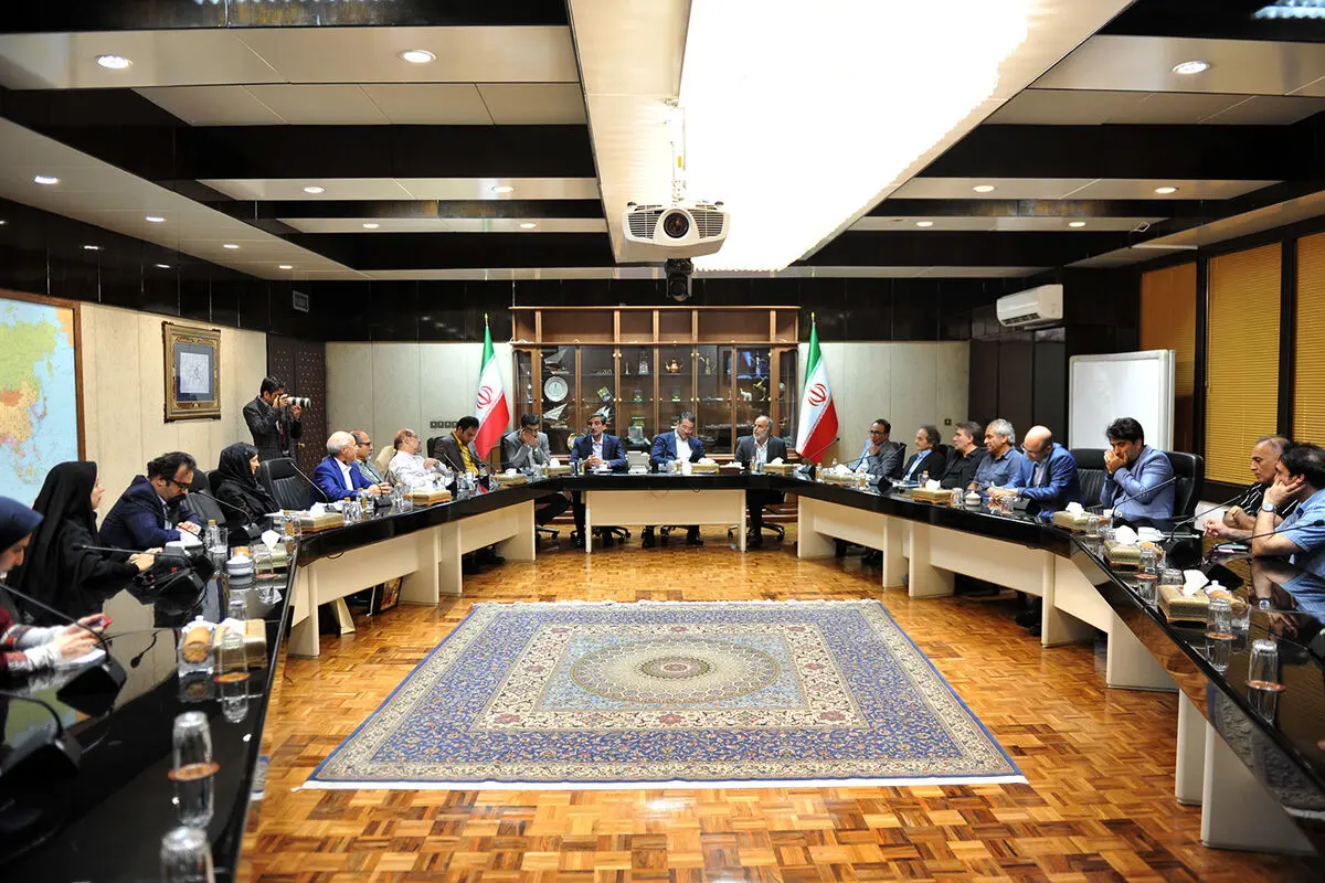 دیدار جمعی از هنرمندان با رضا رحمانی  وزیر صنعت، معدن و تجارت 