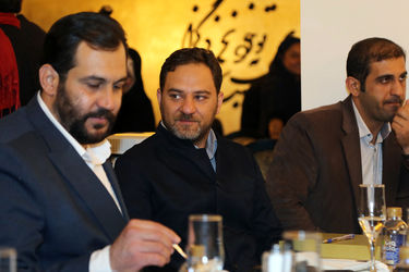 فرش فیروزه‌ای نمایش "مرد بالشی" در مرکز خرید تندیس