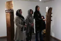 پیکره‌های چوبی ناشناس/ تصاویری از نمایشگاه مجسمه‌های پژمان علومی در گالری سیحون را ببینید