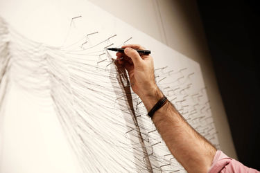 خلق اثر توسط بزرگمهر حسین‌پور در حمایت از کودکان بدسرپرست در گالری آس