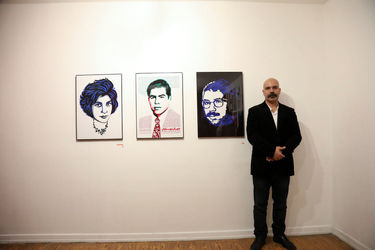 نمایشگاه پوستر آرش تنهایی با نام علیه فراموشی در گالری دنا 