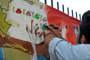 نقاشی گروهی صلح توسط جمعی از هنرمندان در موزه استاد صنعتی