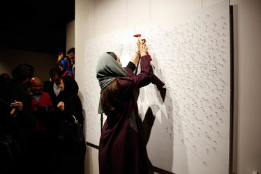 خلق اثر توسط بزرگمهر حسین‌پور در حمایت از کودکان بدسرپرست در گالری آس