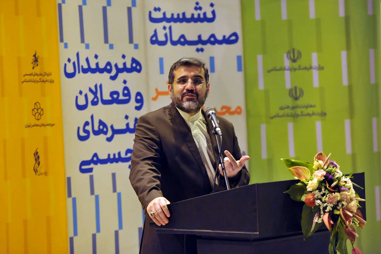 تقویت اقتصاد هنر وظیفه ارشاد است/ محمد مهدی اسماعیلی در دیدار هنرمندان تجسمی چه گفت؟