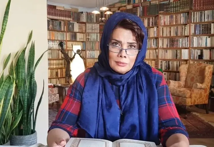 ظاهر متفاوت عاطفه رضوی در خاکسپاری برادرش بهروز رضوی / چشمان عاطفه رضوی اشکبار شد
