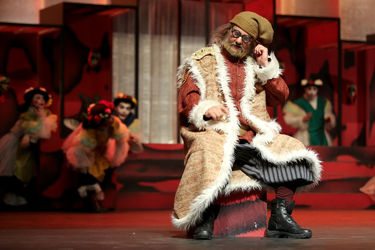 اجرای نمایش "هملت و دن کیشوت" در سالن اصلی تئاترشهر