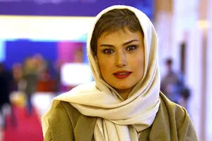 ببینید: لادن مستوفی با کت و شلوار سرمه‌ای، پاپیون و موی چتری 