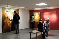 جواد بیاد با دخترکان محزون و سلحشوران نیزه به دست درگالری مژده/ کابوسی که آقای نقاش از مقابل اذهان پاک می‌کند