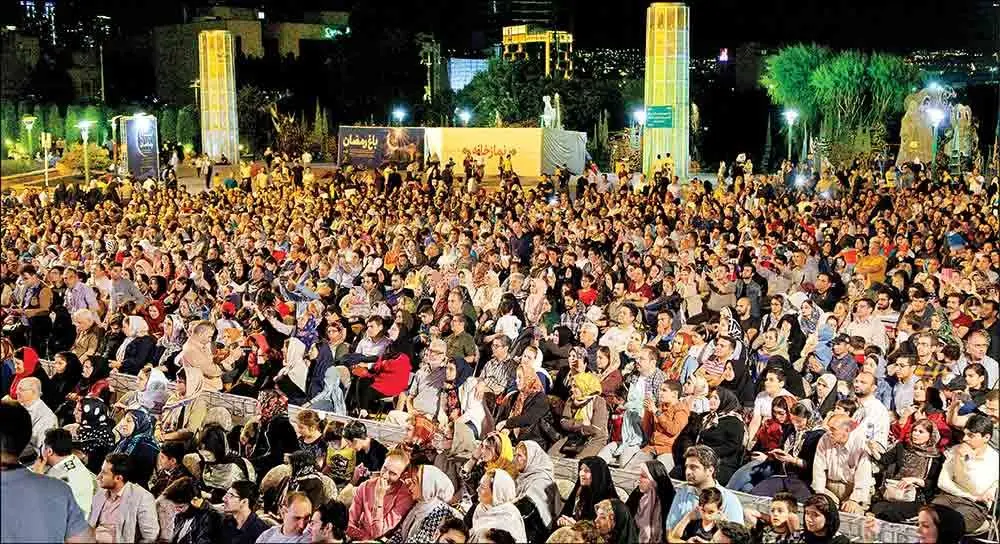 کنسرت مردمی محمد اصفهانی برگزار شد/ آتش‌بازی در آب و آتش