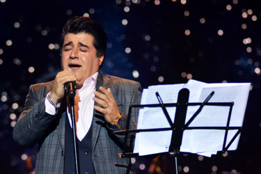 کنسرت "عاشقانه‌های ناصر چشم‌آذر" در سالن همایش‌های برج میلاد