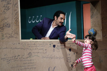 نمایش "عقل صورتی یا مدادی که فقط مشق نمی‌نوشت"