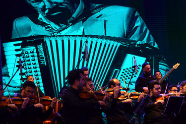 کنسرت "عاشقانه‌های ناصر چشم‌آذر" در سالن همایش‌های برج میلاد