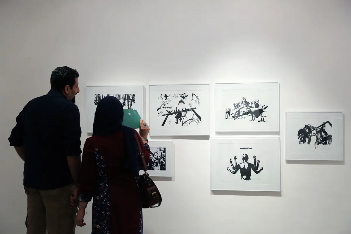 عینیت بخشیدن به تصاویری خیالی/ گزارش تصویری ایران آرت از نمایشگاه " خنده‌ی گربه‌ی نشسته" را ببینید