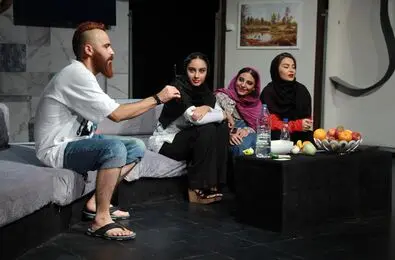 ترلان پروانه روی صحنه تئاتر / نمایش 