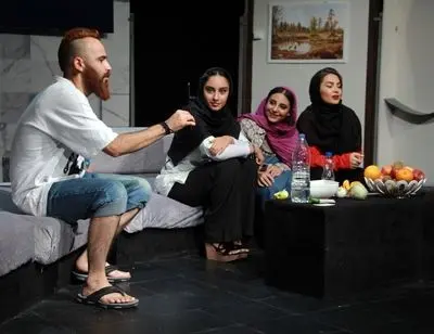 ترلان پروانه روی صحنه تئاتر / نمایش 