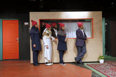 نمایش "عقل صورتی یا مدادی که فقط مشق نمی‌نوشت"