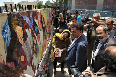 نقاشی گروهی صلح توسط جمعی از هنرمندان در موزه استاد صنعتی