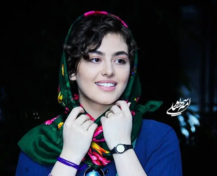 تبلیغ حجاب با ریحانه پارسا/ واکنش جالب بازیگر سریال "پدر"