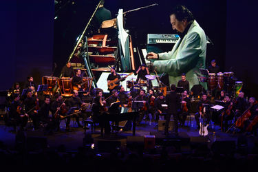 کنسرت "عاشقانه‌های ناصر چشم‌آذر" در سالن همایش‌های برج میلاد