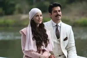 فحریه اوجن و بوراک اوزچیویت تلویزیون را قبضه کردند/ دستمزد باورنکردنی برای زوج مشهور سریال‌های ترکی