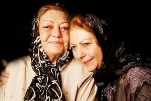 ثریا قاسمی بر سر مزار مادرش حمیده خیرآبادی/ ثریا قاسمی: مامان! نبودت هر روز بیشتر حس می‌شود +عکس