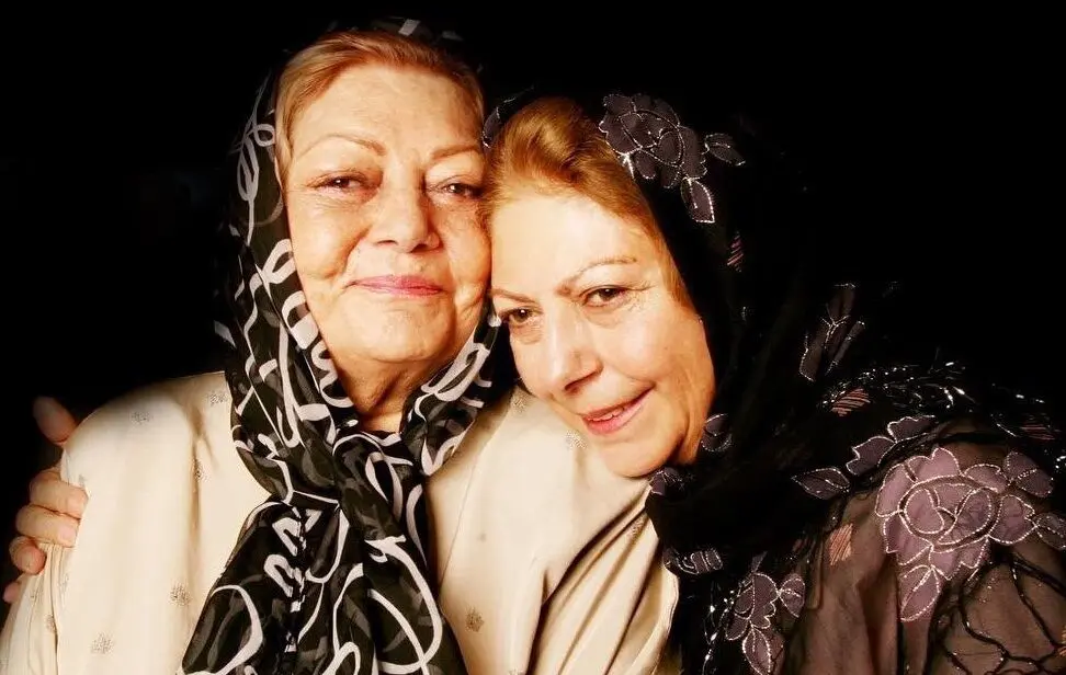 ثریا قاسمی بر سر مزار مادرش حمیده خیرآبادی/ ثریا قاسمی: مامان! نبودت هر روز بیشتر حس می‌شود +عکس