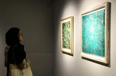 یکی از سه‌خواهران در آ/ عکس‌های ایران‌آرت از نمایشگاه آثار شهرو خردمند 