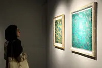 یکی از سه‌خواهران در آ/ عکس‌های ایران‌آرت از نمایشگاه آثار شهرو خردمند 
