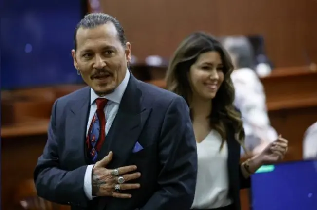 ببینید: شوخی جالب جانی دپ با هوادارانش مقابل دادگاه