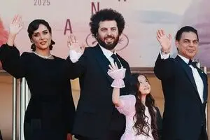 ویدئو: عوامل فیلم زن و بچه سعید روستایی روی فرش قرمز کن/ استایل خاص پریناز ایزدیار، پیمان معادی و سها نیاستی