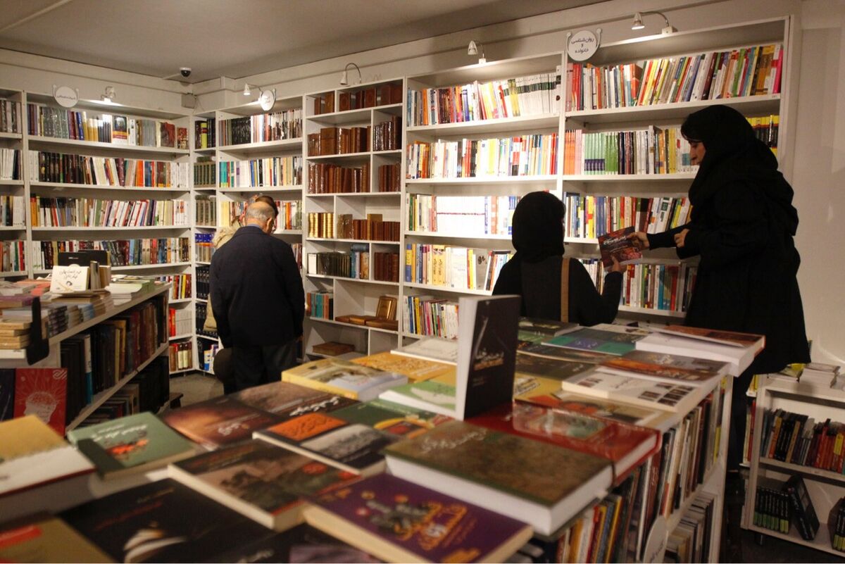 كتابگردي اهالي فرهنگ و هنر در شهركتاب فرشته
