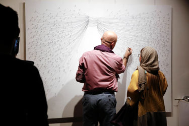 خلق اثر توسط بزرگمهر حسین‌پور در حمایت از کودکان بدسرپرست در گالری آس