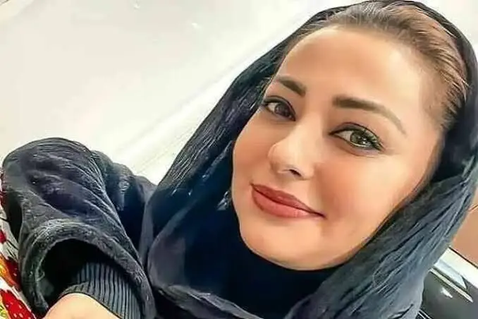 نفیسه روشن اشک ریخت/ تصویر متفاوت از نفیسه روشن در مراسم ختم اکبر عبدی