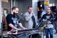 ویدئو: ابی خواندن غول برره در خیابان