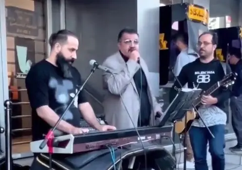 ویدئو: ابی خواندن غول برره در خیابان