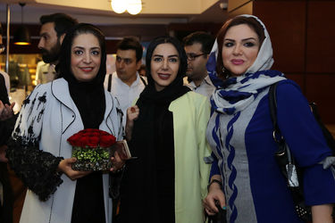 فرش فیروزه‌ای نمایش "مرد بالشی" در مرکز خرید تندیس