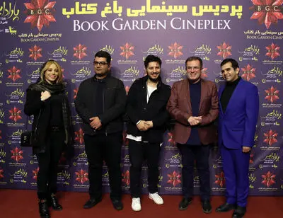 ببینید: جواد عزتی با تیپ آشفته در اکران 
