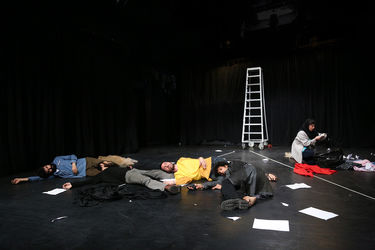 نمایش " در انتظار گودو " در سالن قشقایی تئاترشهر