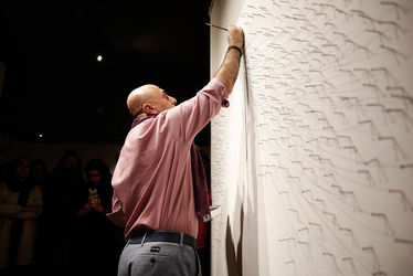 خلق اثر توسط بزرگمهر حسین‌پور در حمایت از کودکان بدسرپرست در گالری آس