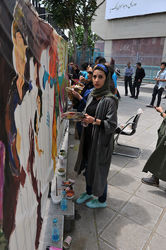 نقاشی گروهی صلح توسط جمعی از هنرمندان در موزه استاد صنعتی