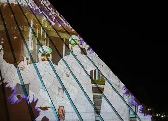 ویدیو مپینگ همدردی با کشورهای درگیر با کرونا بر روی برج آزادی تهران
